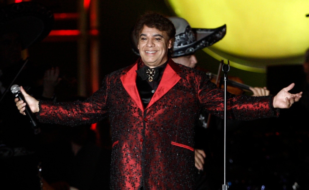 The Mysterious Message From Juan Gabriel On His Facebook Account