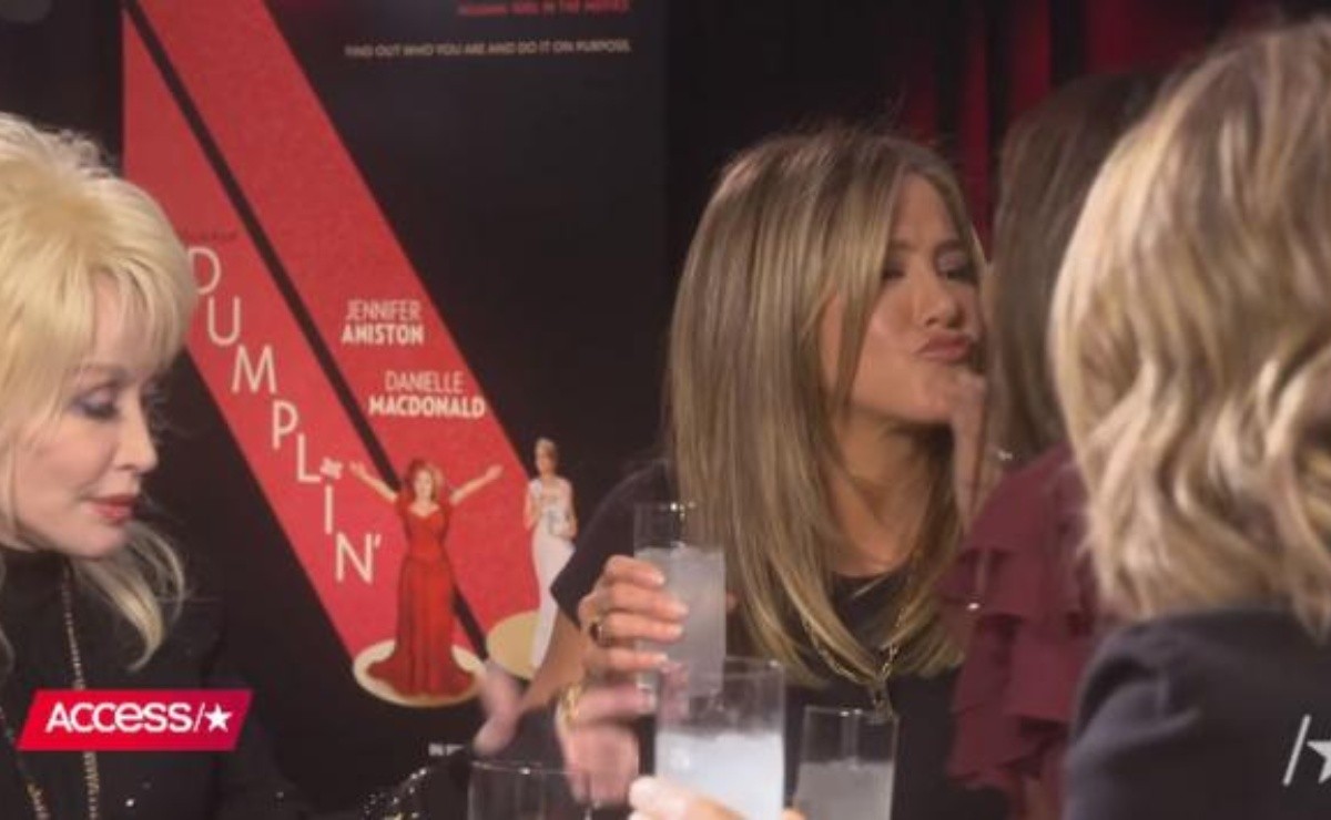 Jennifer Aniston Kissed Sandra Bullock On The Mouth