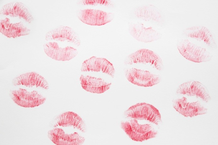 Nothing like a few good kisses to show love. Photo Freepik