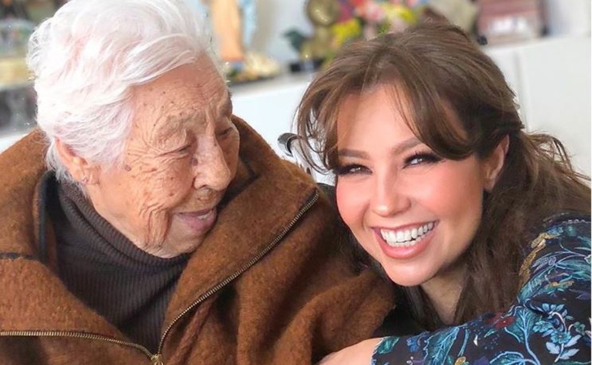 Thalía sings with her grandmother celebrating her 101 years of life
