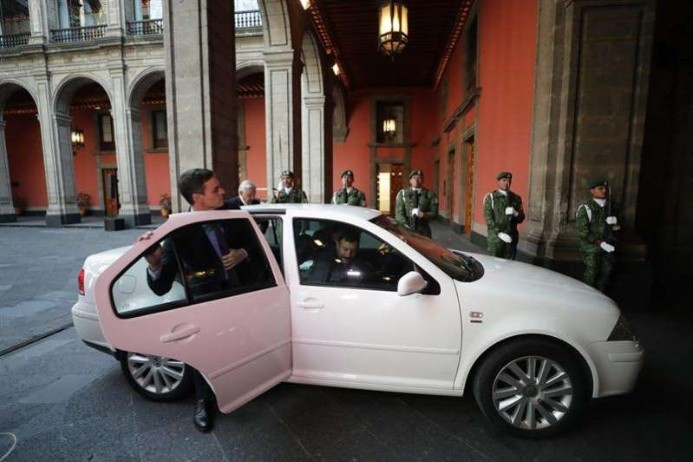 In the Mexican president, a ride to Spanish in his car Photo: EFE