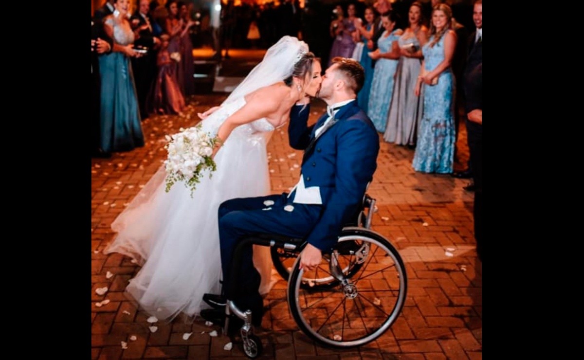Video Groom With Paralysis Dances At His Wedding With The Help Of His Father
