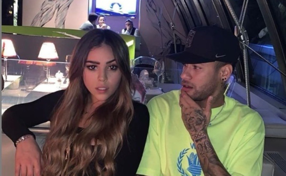 Danna Paola Publishes Photo With Neymar: He Looks Fascinated