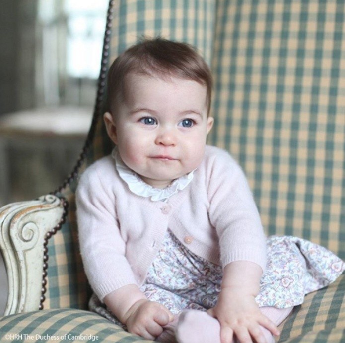 Princess Charlotte in a floral dress from Valladolid firm M&H. EFE / @ kensingtonroyal