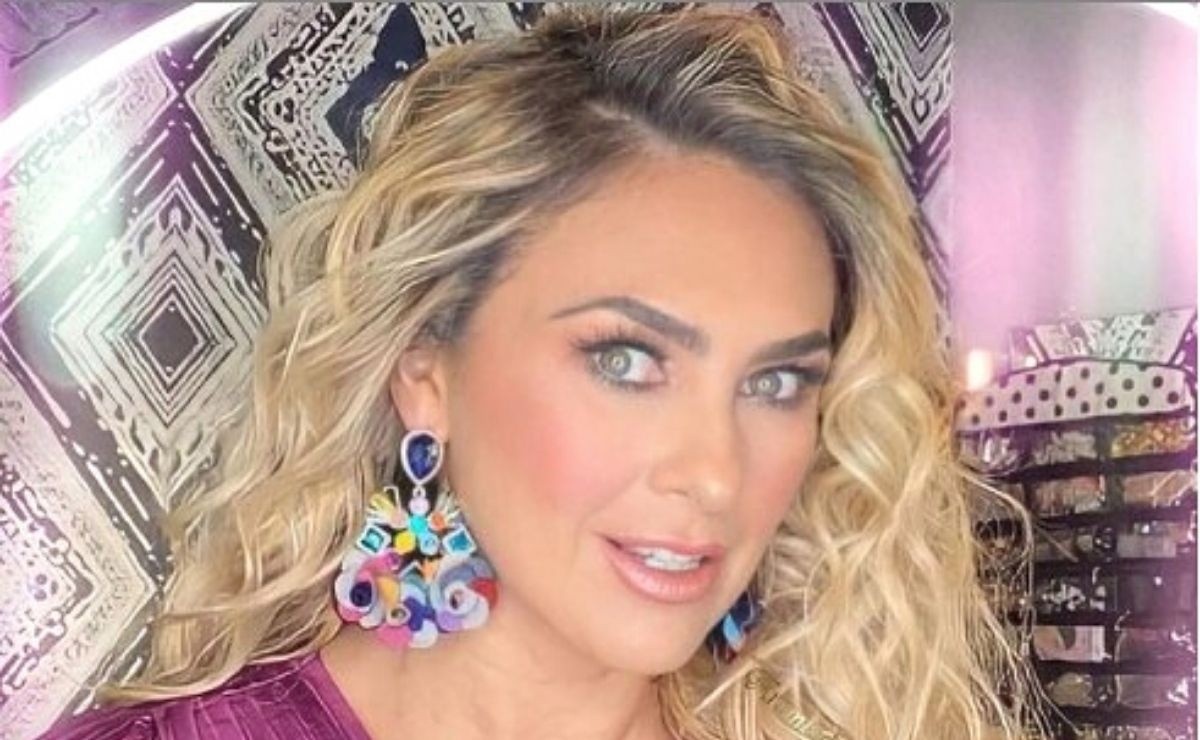 In Front Of The Sea Aracely Arámbula Captures Looks In Top T-shirt