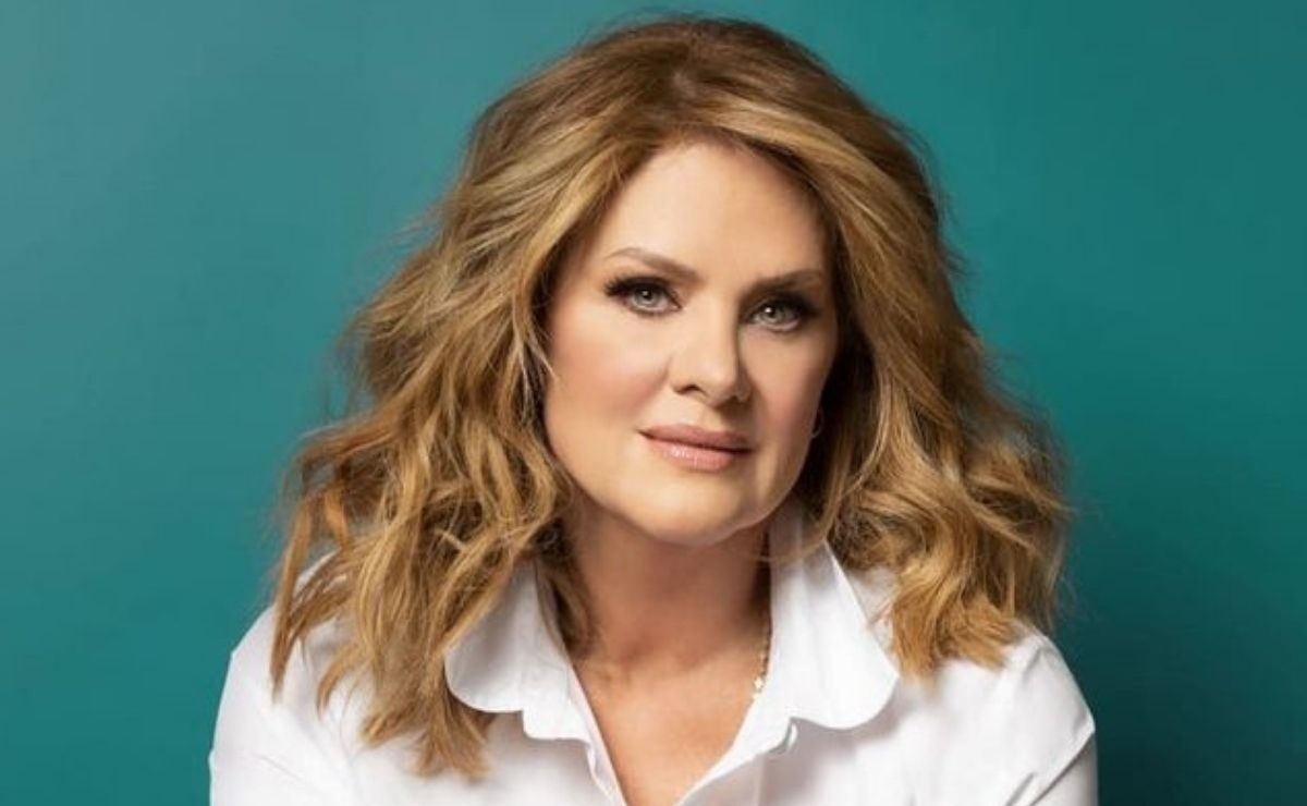 Erika Buenfil Shows Her Mexican Pride In White Dress