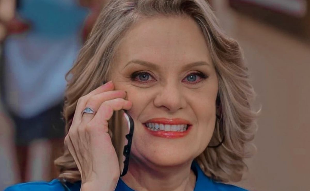 This is how Erika Buenfil looked when she was young in a miniskirt and braids