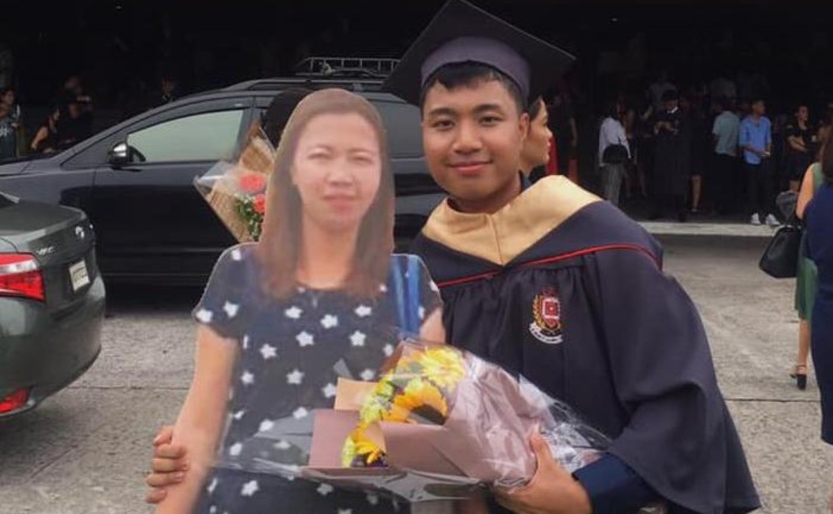 Young Man Brings Printed Picture Of His Deceased Mother To Graduation