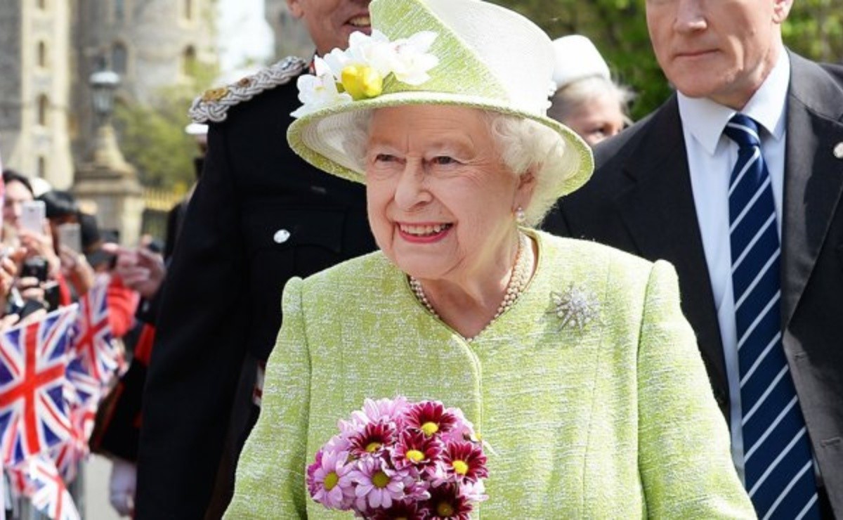 Queen Elizabeth Trusts Palace Clerk To Tell Her Dark Secrets
