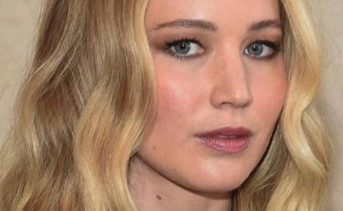 Jennifer Lawrence Wears Her Engagement Ring In Paris