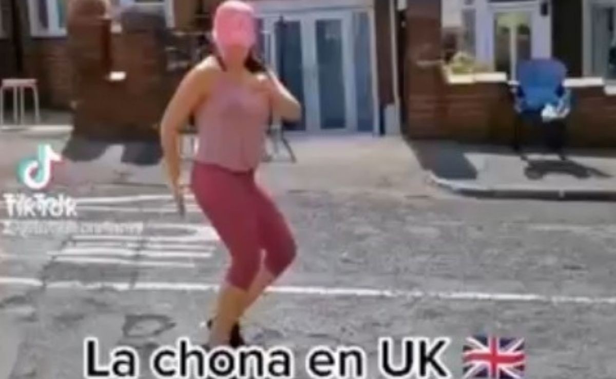 Mexicana Puts Her Neighbors To Dance La Chona In England