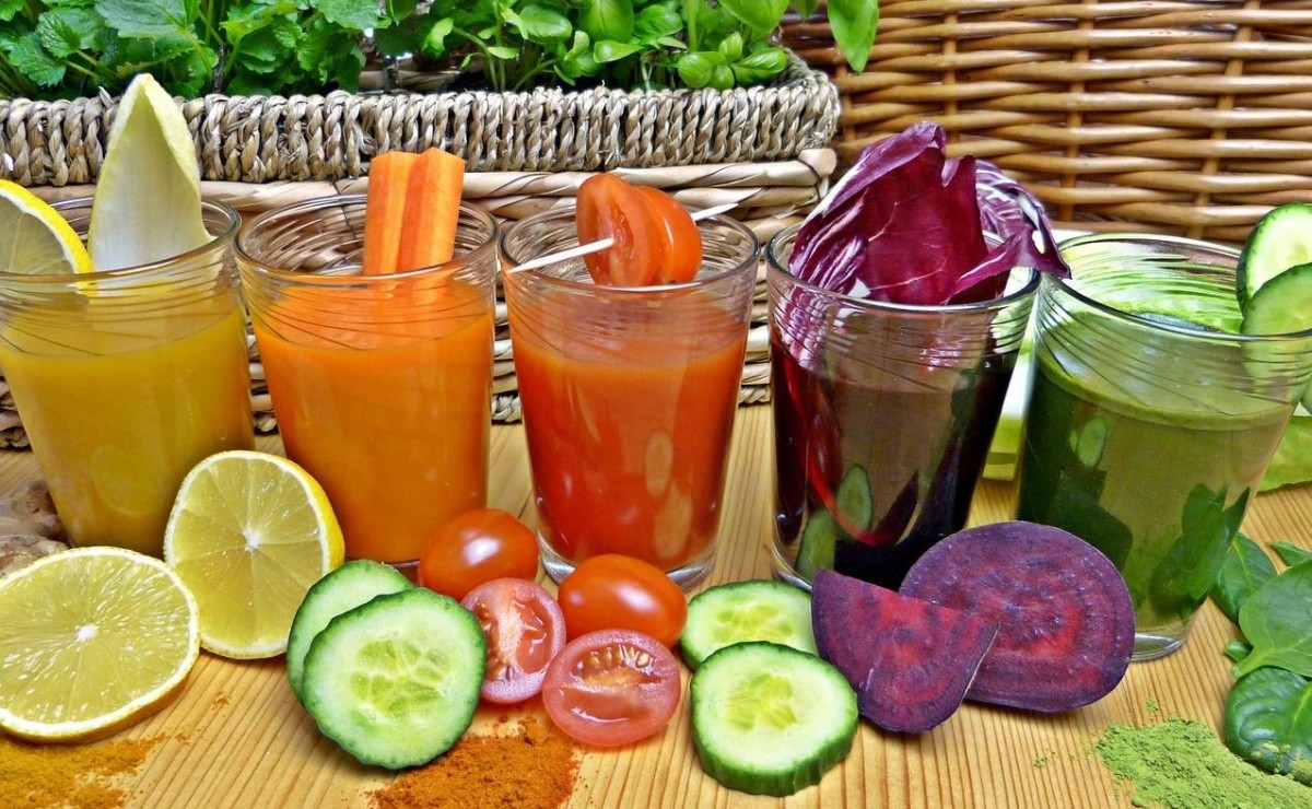 Detox juices with lemon and cucumber to lose weight and cleanse the colon
