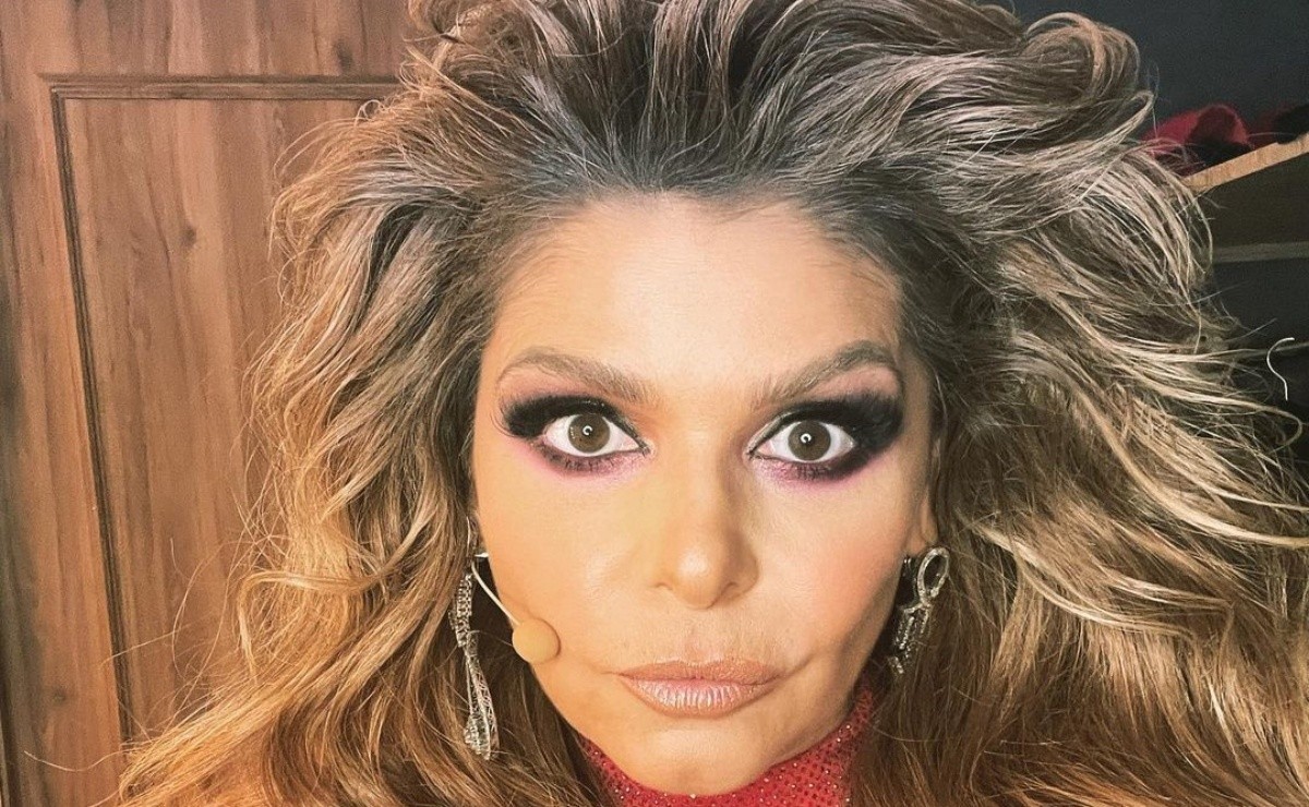 In Silver Jumpsuit Itatí Cantoral Dazzles Its 46 Years