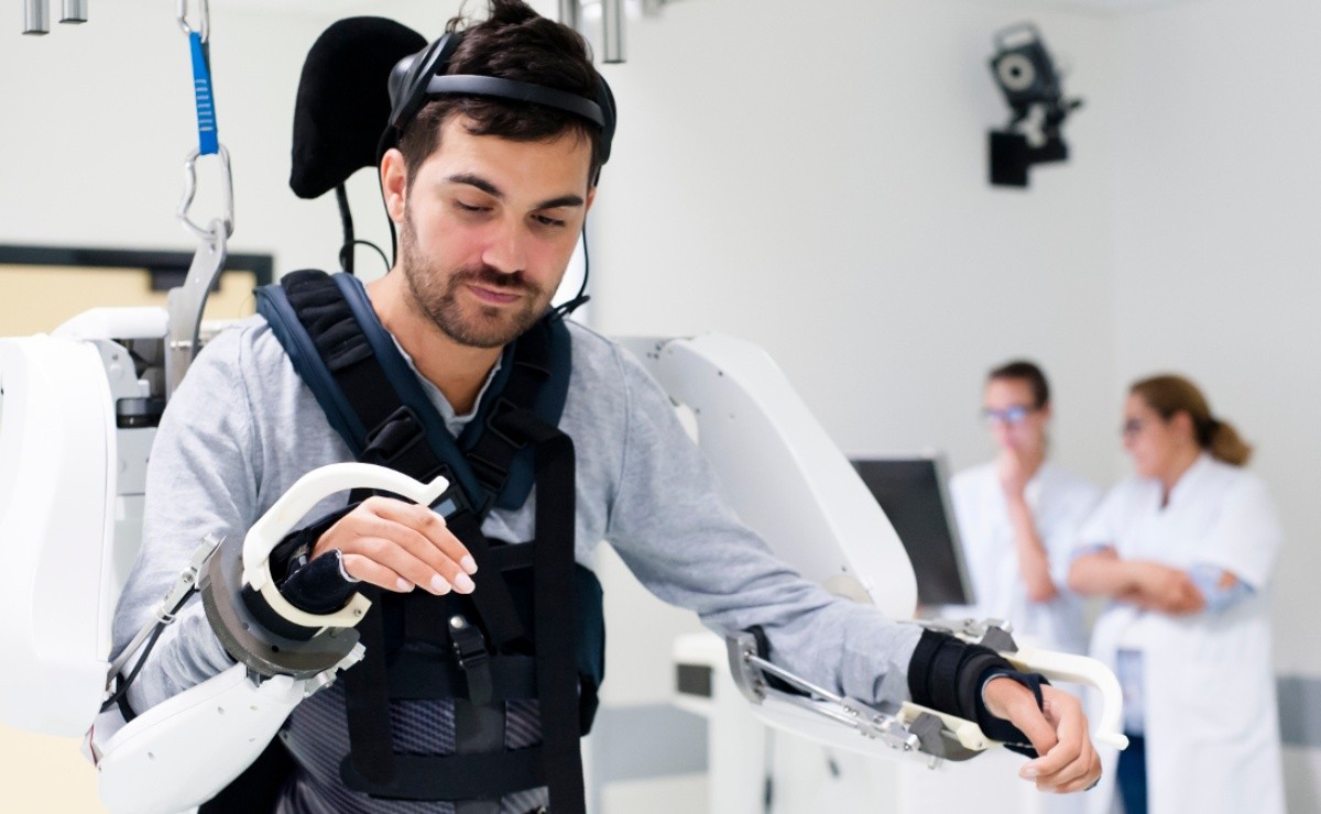 Paralyzed Man Can Walk Thanks To An Exoskeleton