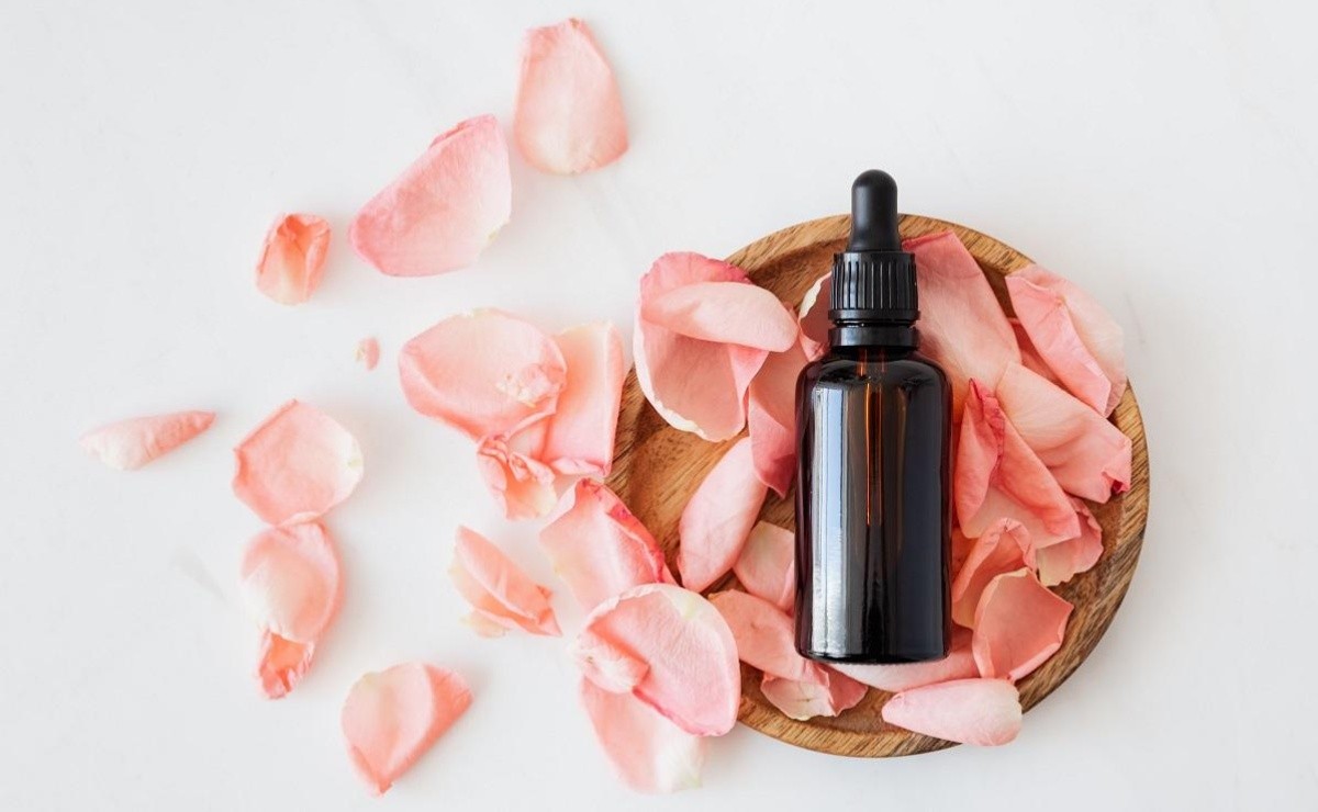 How To Prepare Homemade Rose Water