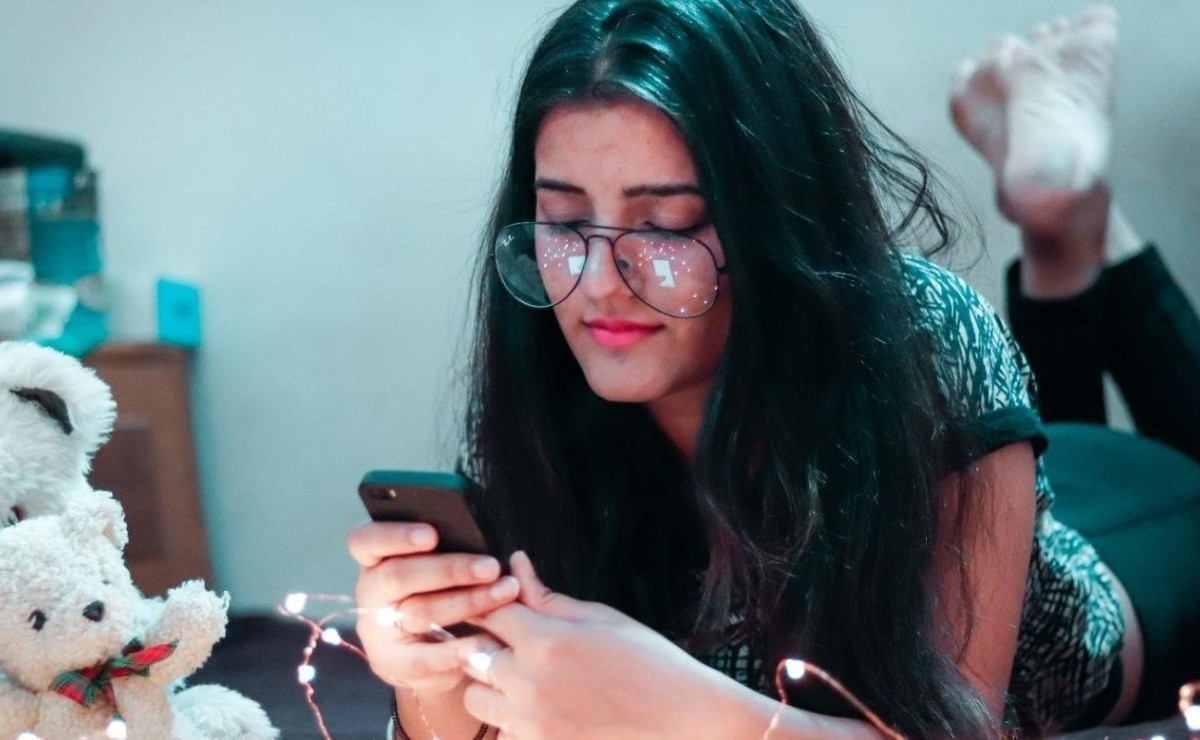 Fooling Around On WhatsApp Or Having Crush Is Infidelity, Study Says