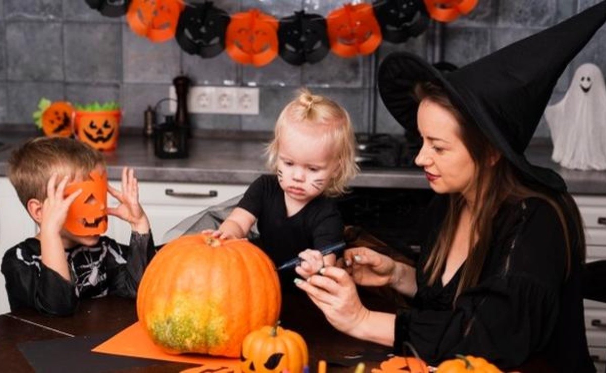 Horror Photos Of Father And Daughter On Halloween