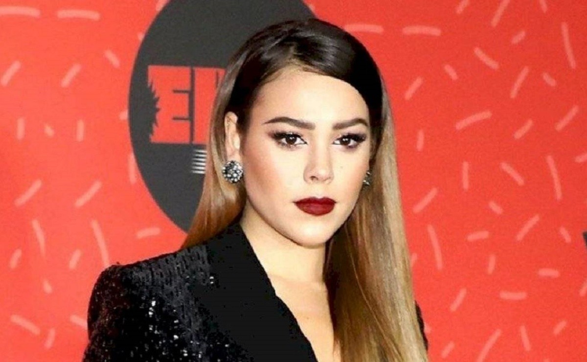 Danna Paola is asked for marriage in the airport