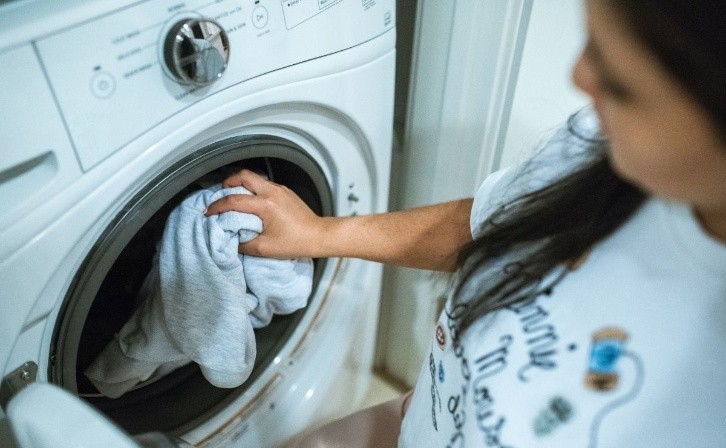 How to remove stains from white clothes that were washed with colored clothes. Photo: Pexels
