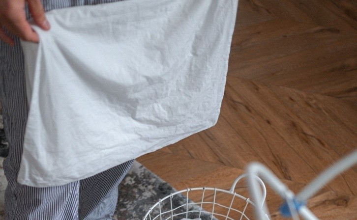 How to remove stains from white clothes that were washed with colored clothes. Photo: Pexels