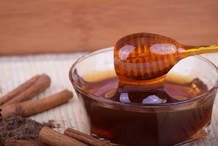 Honey and baking soda to clean dead cells from your face. Photo: Pixabay