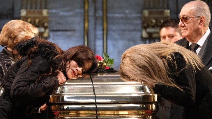 MEXICO CITY, OCTOBER 09, 2019.- The singers Lucía Méndez and Dulce during the Tribute to the Prince of Song, at the Palace of Fine Arts. The ashes of the singer arrived in the capital at 7 in the morning and will be received at the Basilica of Guadalupe to later take them to the Claveria Pantheon. In the image, José's granddaughter during the ceremony. PHOTO: GRACIELA LÓPEZ /CUARTOSCURO.COM