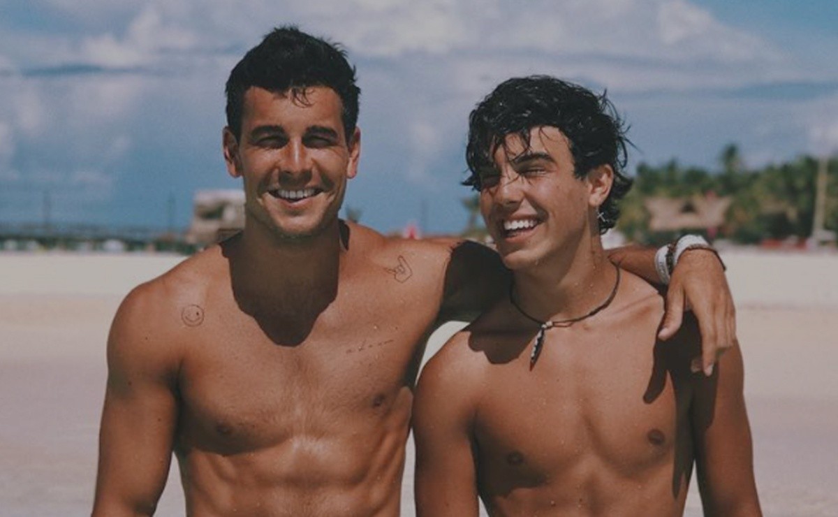 Photos Mario Casas and brothers raise passions in social networks