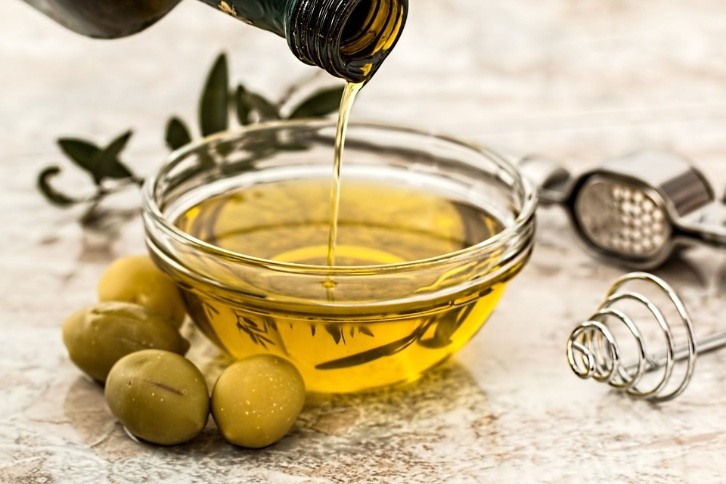 Extra virgin olive oil to control cholesterol. Photo: Pixabay