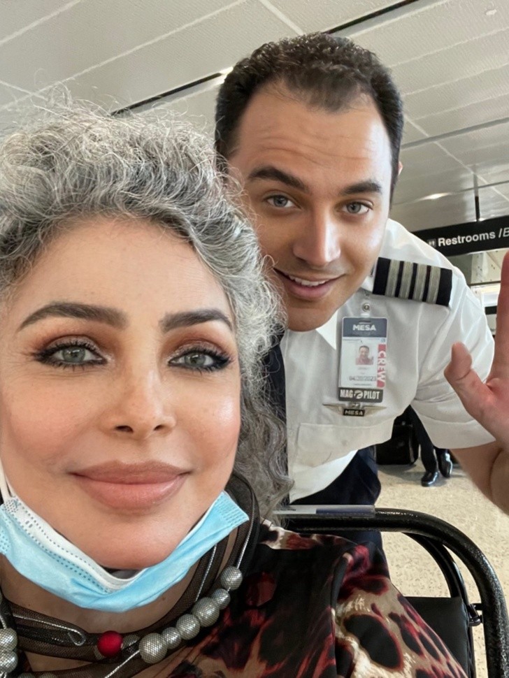 Verónica Castro impresses with an impeccable face next to a handsome aviator pilot. Twitter
