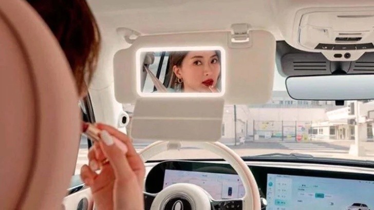 Car for women will watch over children, useful for putting on makeup and will give comfort in your period. Photo: Capture