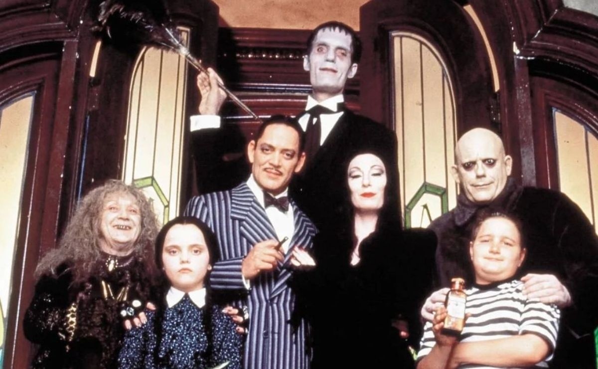 They renew vows and celebrate 30 years of marriage disguised as the Crazy Addams
