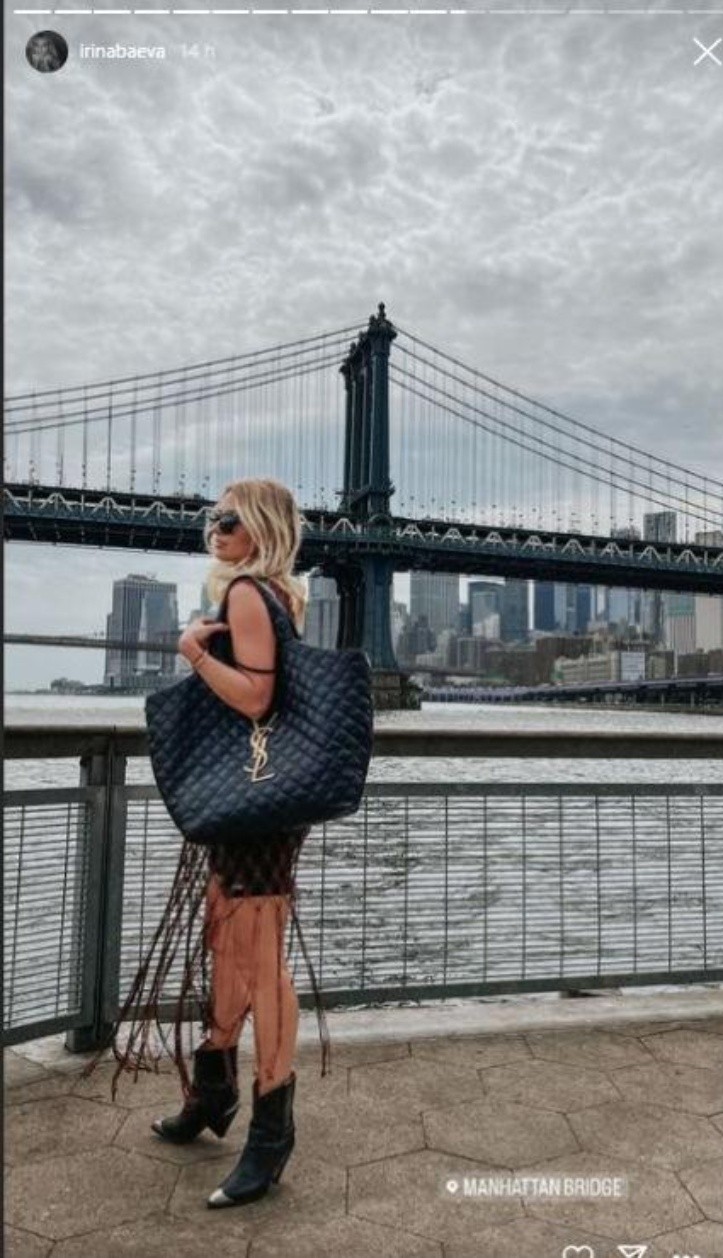 Irina Baeva wears a 100 thousand peso Saint Laurent bag in New York.