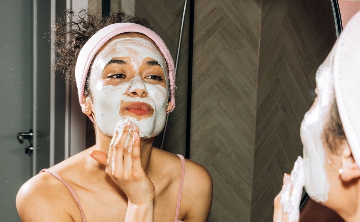 Rejuvenate the skin of your face with a mask of Greek yogurt