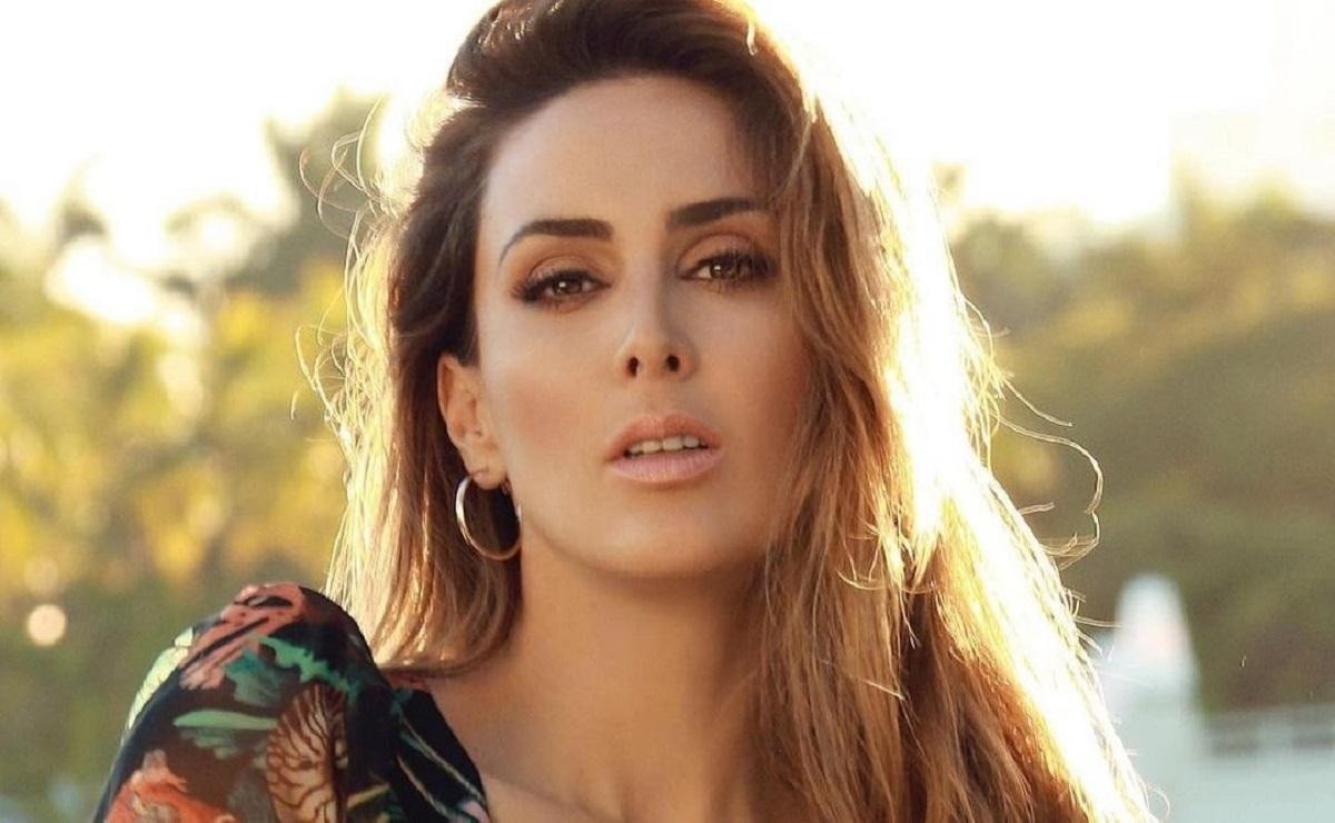 Jacky Bracamontes in tight patent leather dress shows off curves