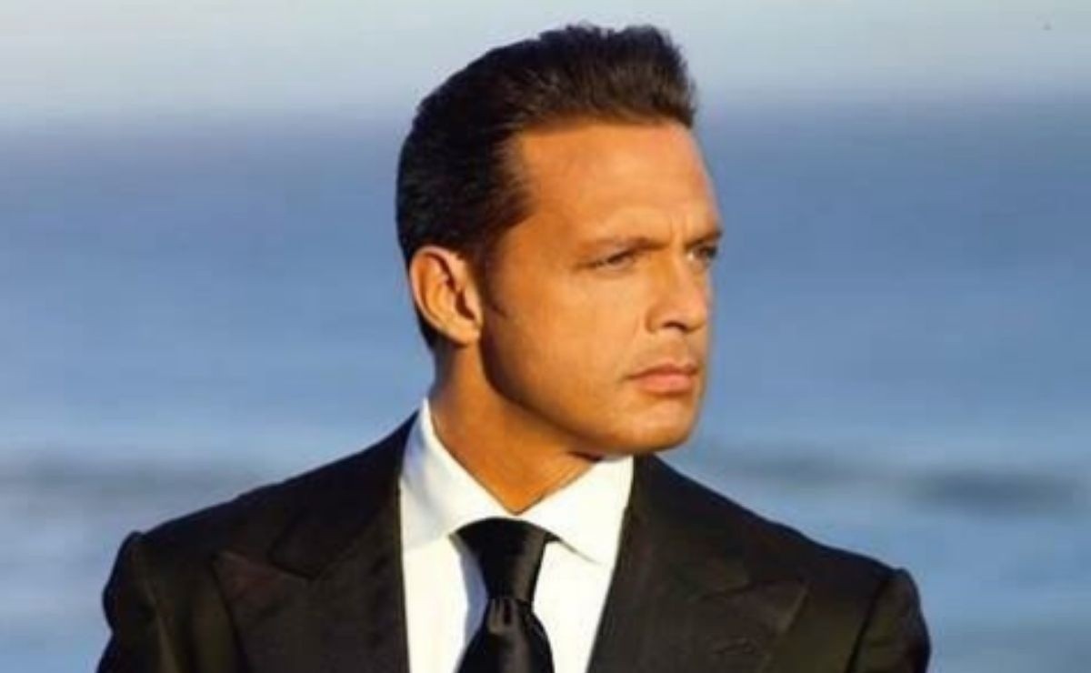Luis Miguel is captured with a young blonde walking through Miami