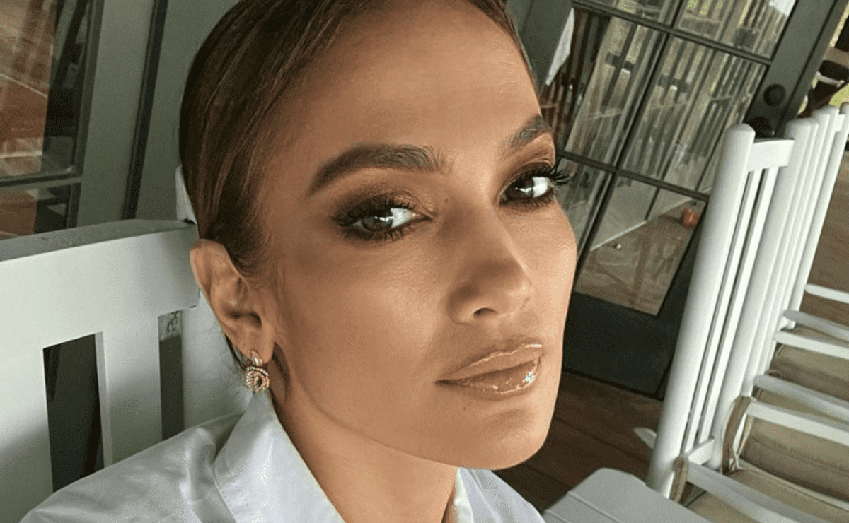 Jennifer Lopez teaches how to wear flared pants at 52