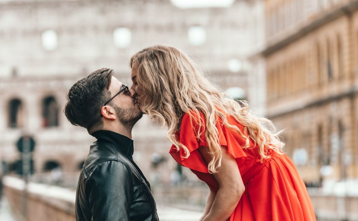 5 things that a man in love and committed does for you