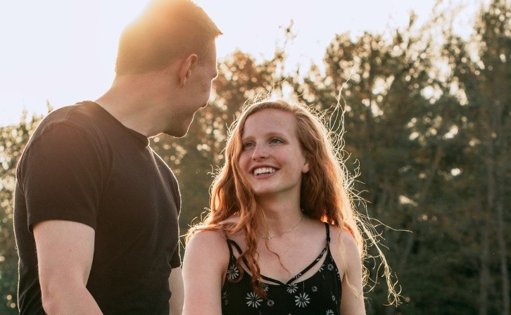 5 things that a man in love and committed does for you. Photo: Unsplash