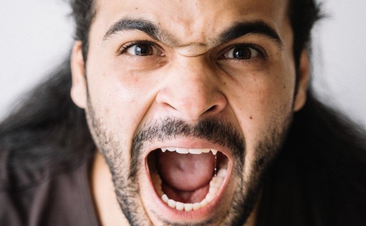 Man gets boiling water for mentioning another while he was sleeping. Photo: Pexels
