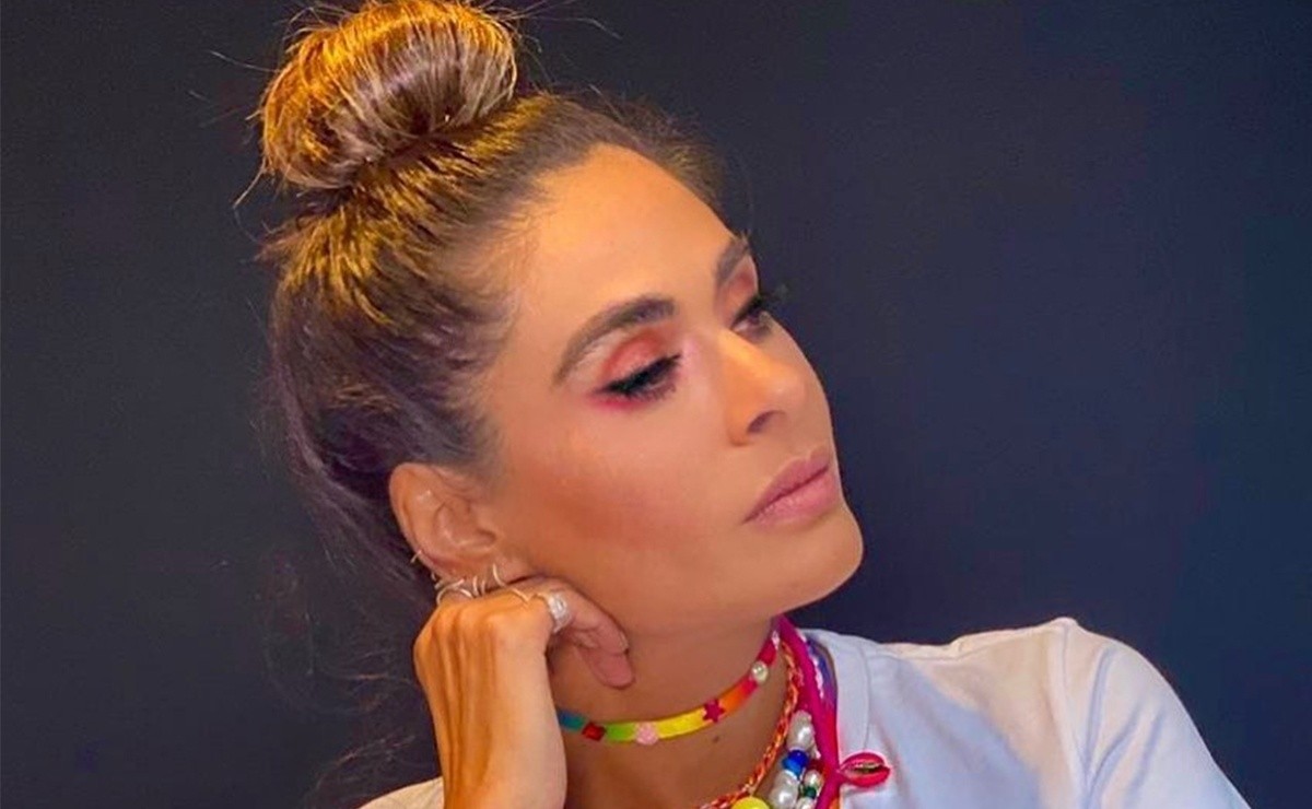 Galilea Montijo in white shorts and a shirt leaves a lot to be desired