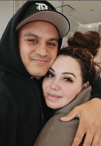 Chiquis Rivera's boyfriend makes it clear to Lorenzo Méndez that he has already forgotten him and that she is now his wife, that's why he showed her off from the bedroom to say what he feels for her