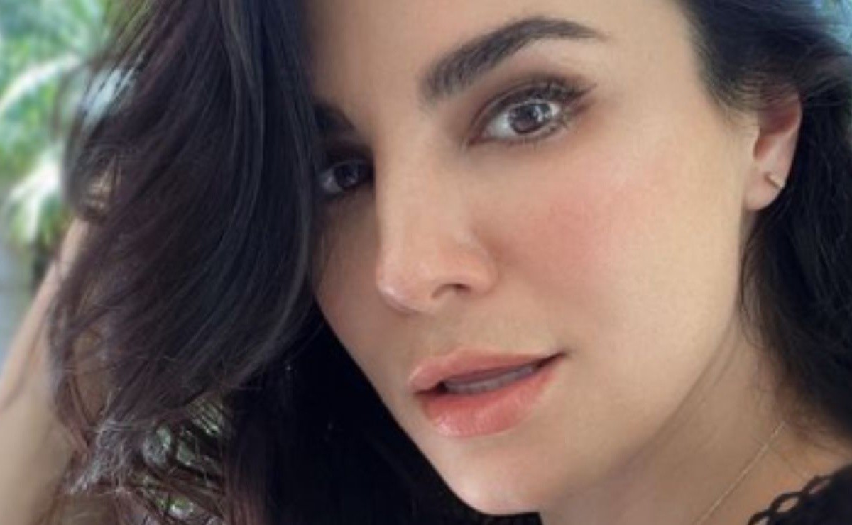 In leggings and top Martha Higareda fails to overshadow Yanet García in disguise